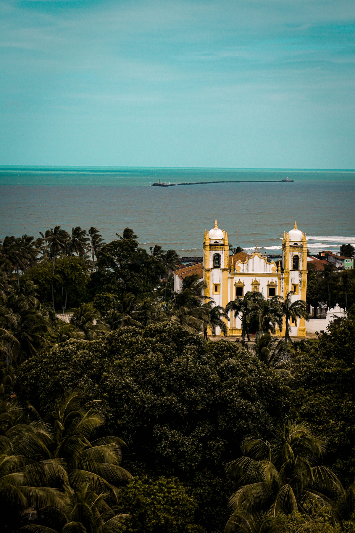 Edificio junto al malecón durante el día