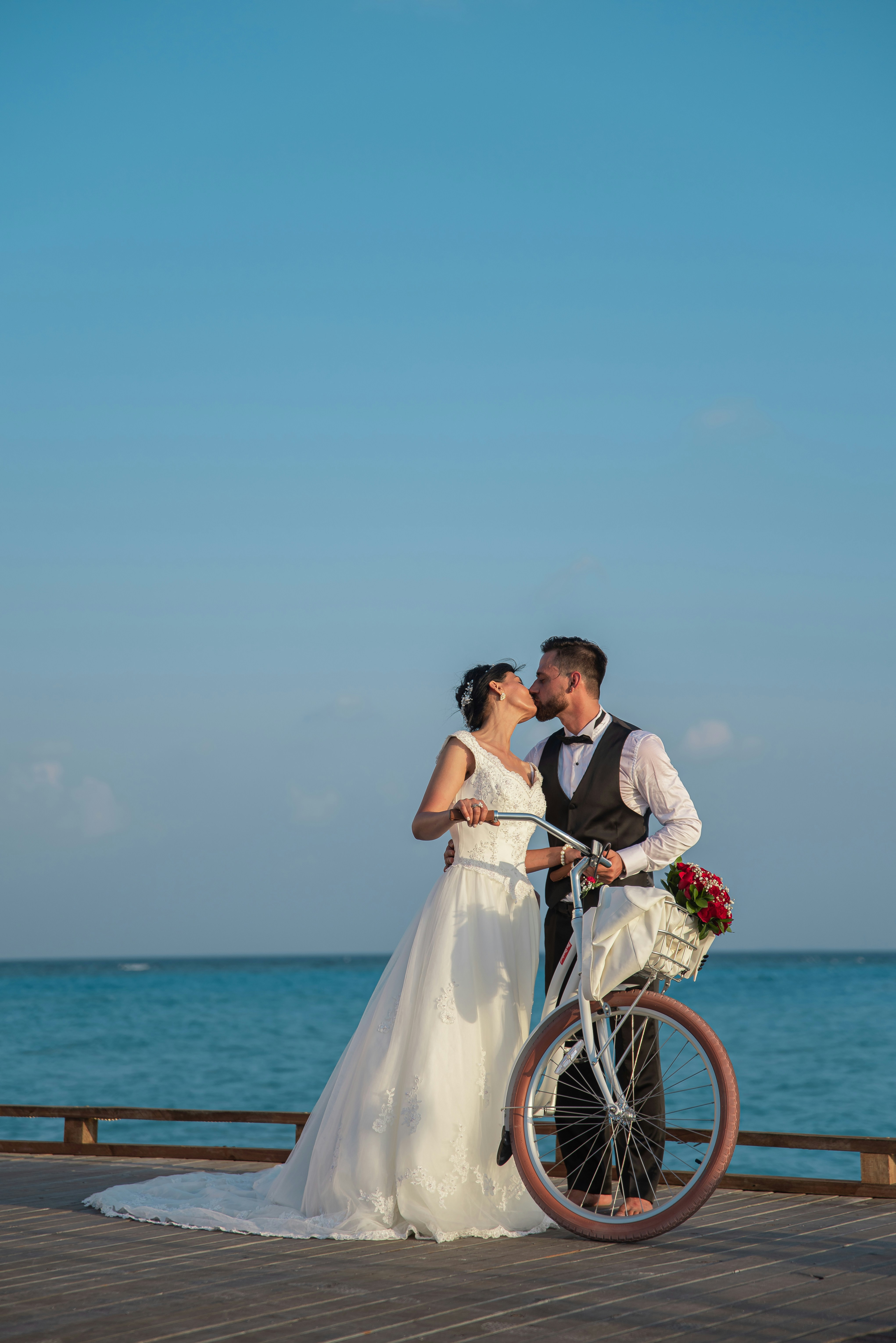 男と女の日中の海の近くの自転車でキスの写真 Unsplashで見つけるモルディブの無料写真