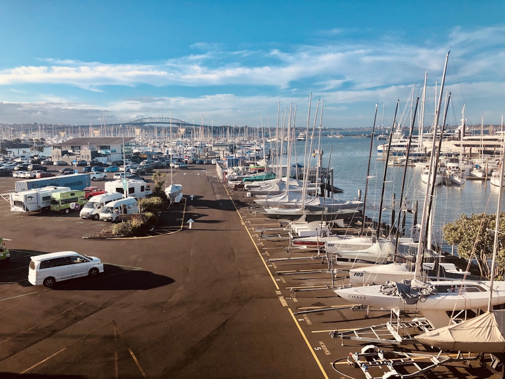 Barcos blancos y grises en el muelle durante el día