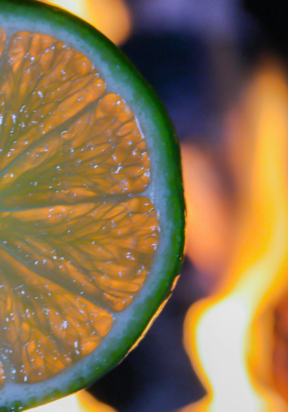 Citron tranché dans une lentille à bascule