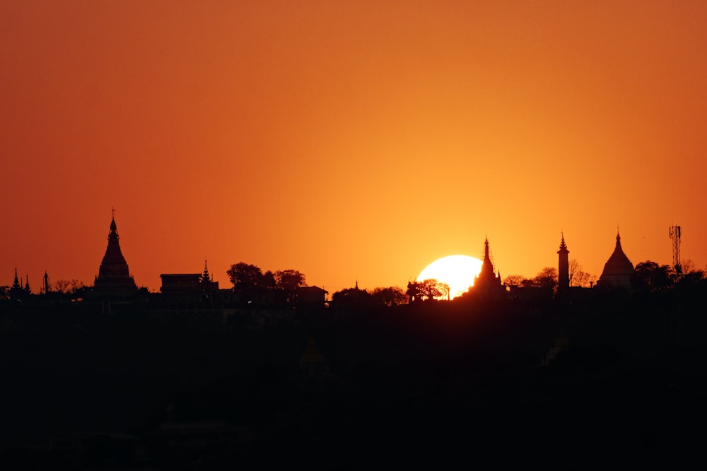 Silueta de edificios durante la puesta del sol