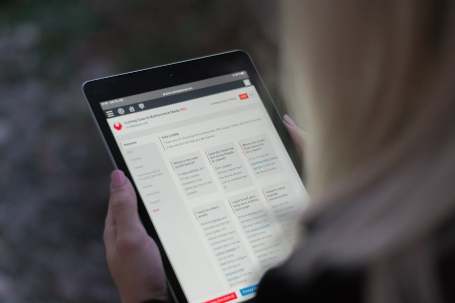 Person reading a course page on a tablet