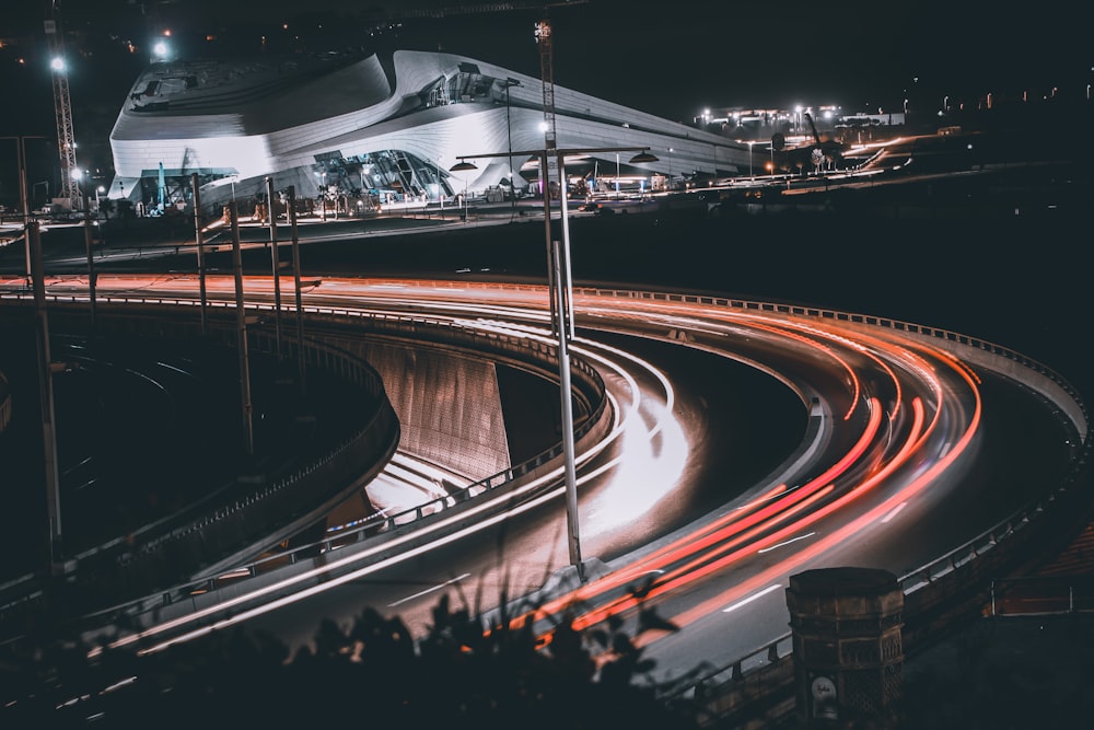 Fotografia time lapse di auto su strada durante la notte