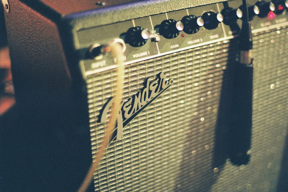 Amplificador de guitarra Marshall en blanco y negro