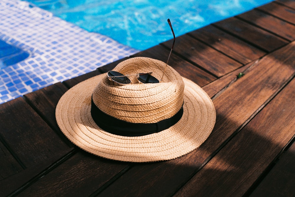 chapeau marron sur table en bois marron