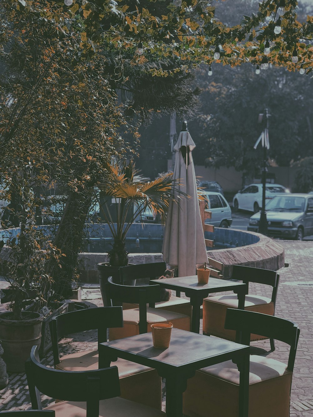 Tovaglia a quadretti rossi e bianchi su tavolo di legno marrone foto –  Malta Immagine gratuita su Unsplash