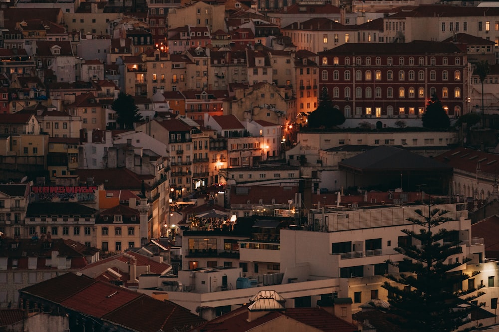 Bâtiments en béton blanc et brun pendant la nuit