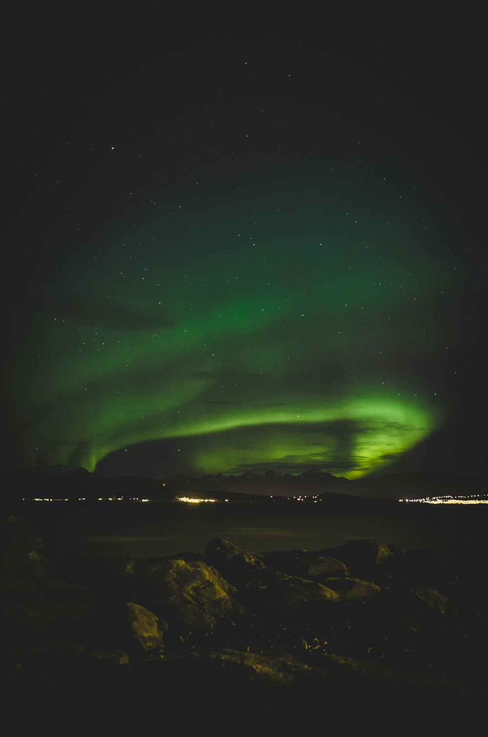 green aurora lights during night time