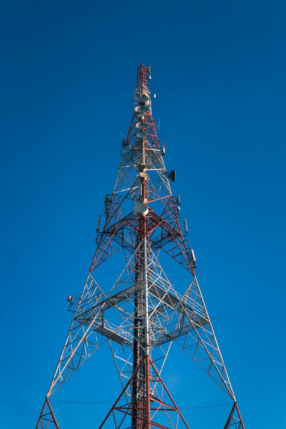 torretta marrone e rossa sotto il cielo blu