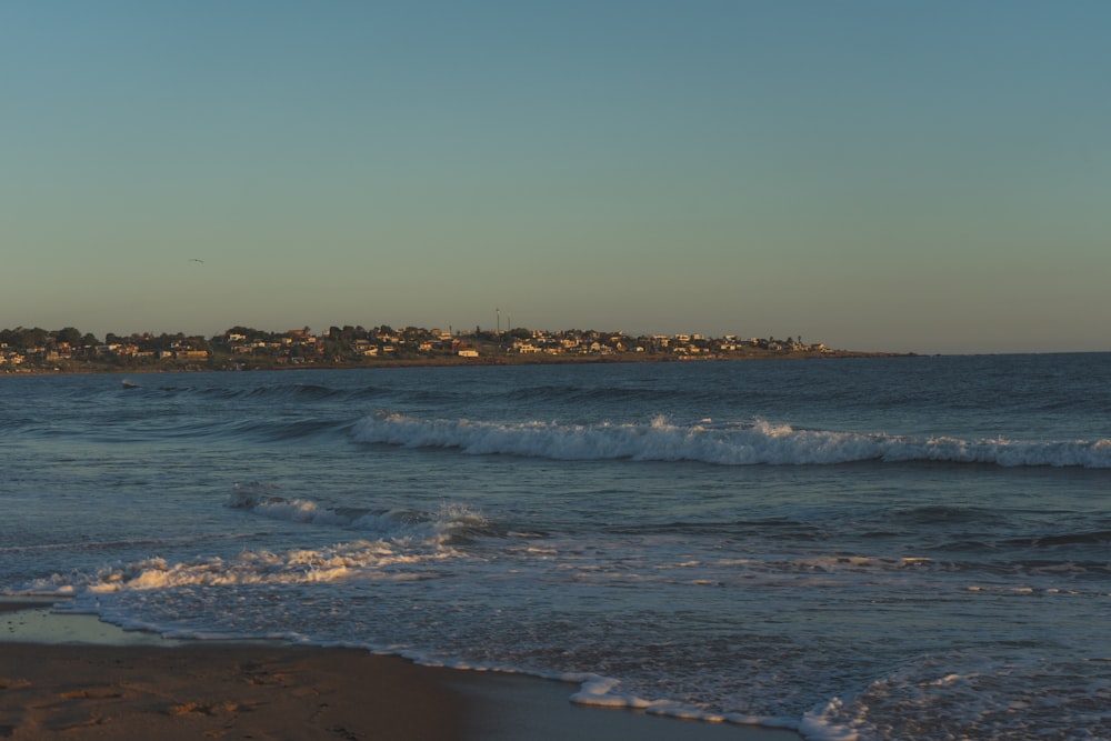 sea waves crashing on shore during daytime