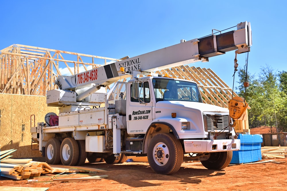 camion blanc et rouge sur sol brun