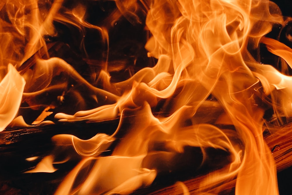 illustration de flamme orange et jaune