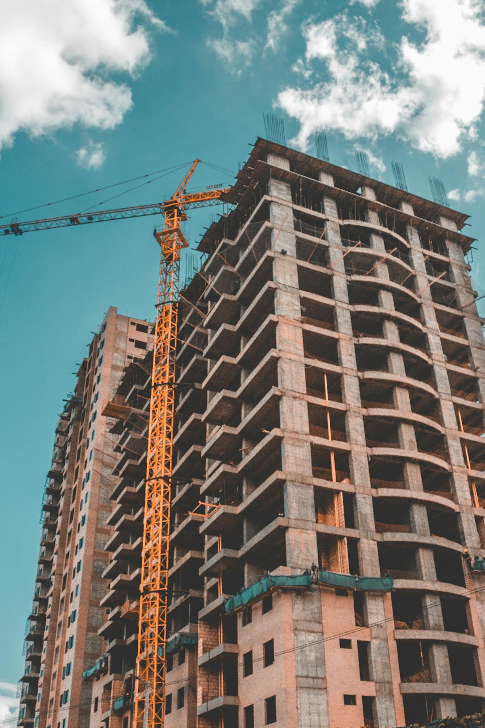 Braunes Betongebäude unter blauem Himmel tagsüber