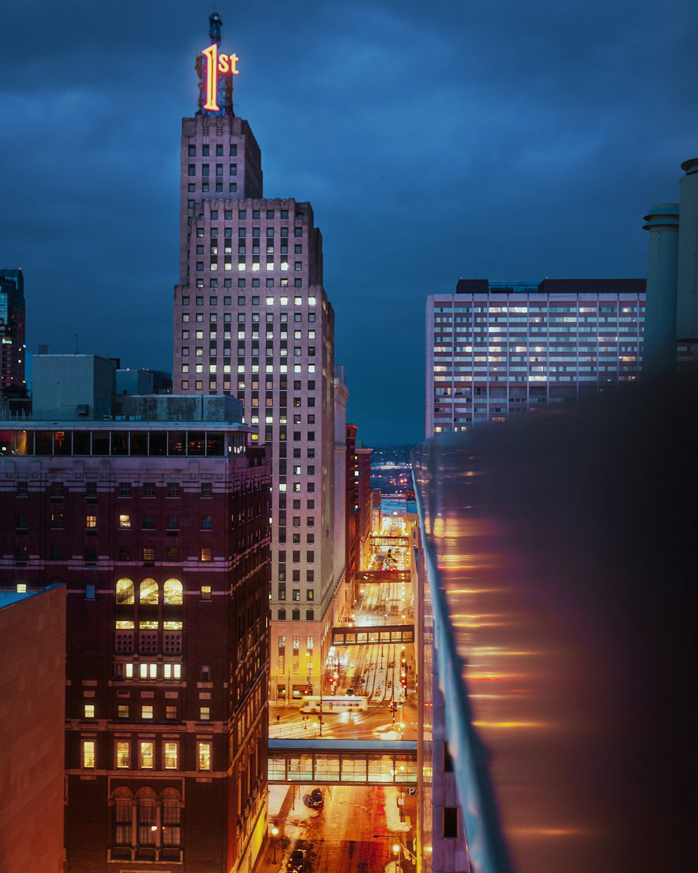 Stadtgebäude während der Nachtzeit