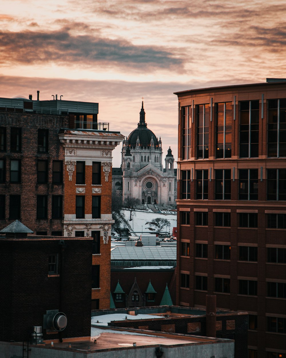 Edificio de hormigón marrón bajo el cielo nublado durante el día