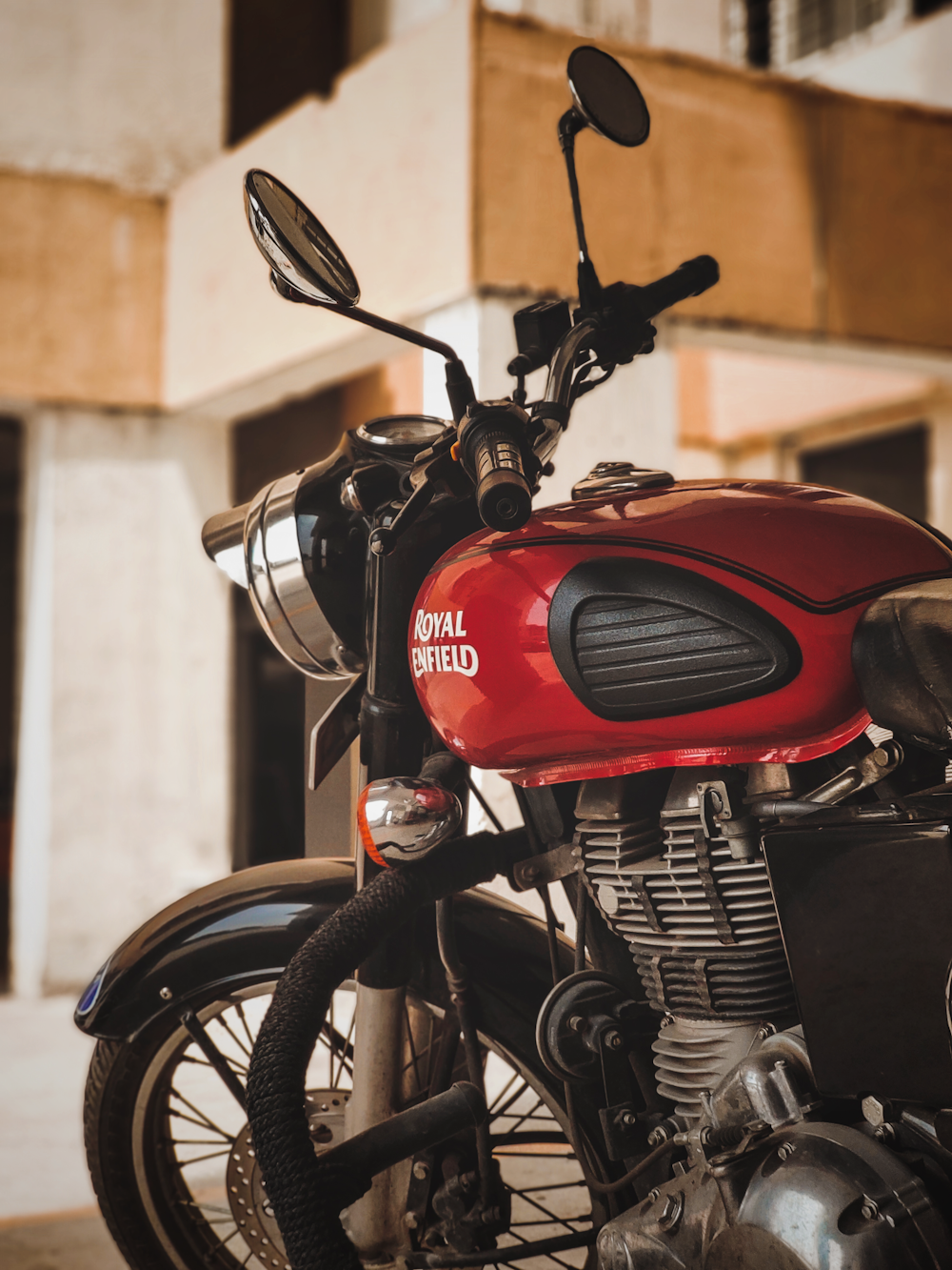 클로즈업 사진에서 빨간색과 검은 오토바이