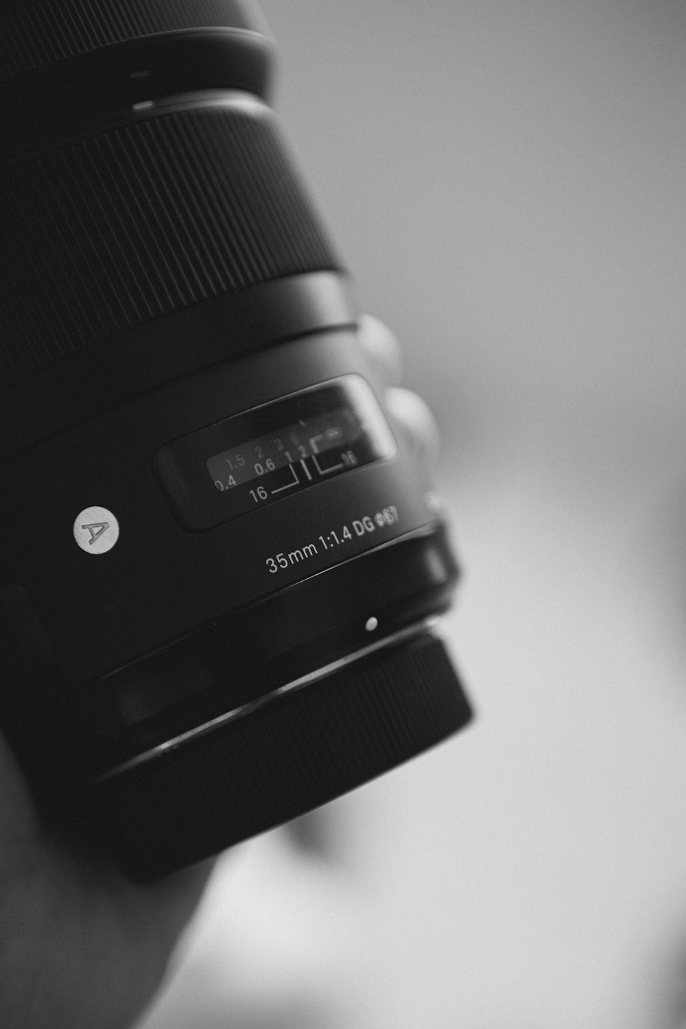 Obiettivo della fotocamera nero nella fotografia in scala di grigi