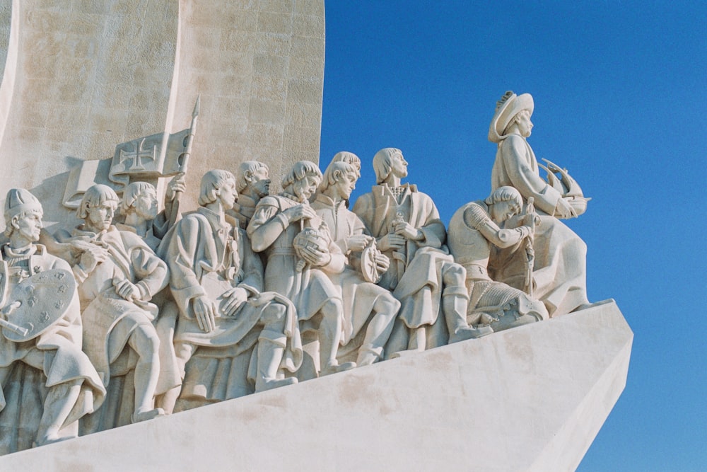 estatuas de personas bajo el cielo azul durante el día