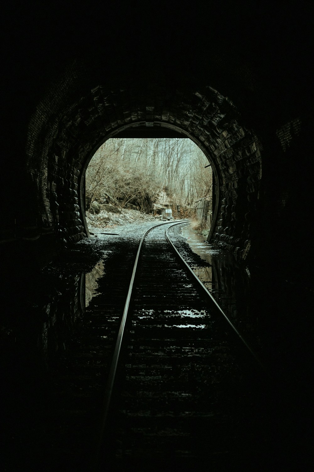 foto in scala di grigi della rotaia del treno