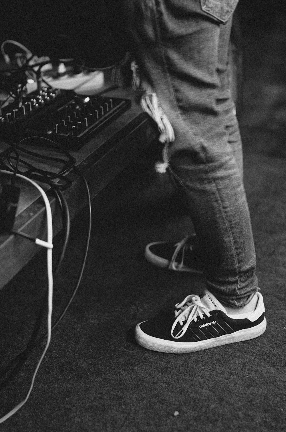 Foto Persona con zapatillas Nike blancas y negras – Imagen P&B gratis en  Unsplash