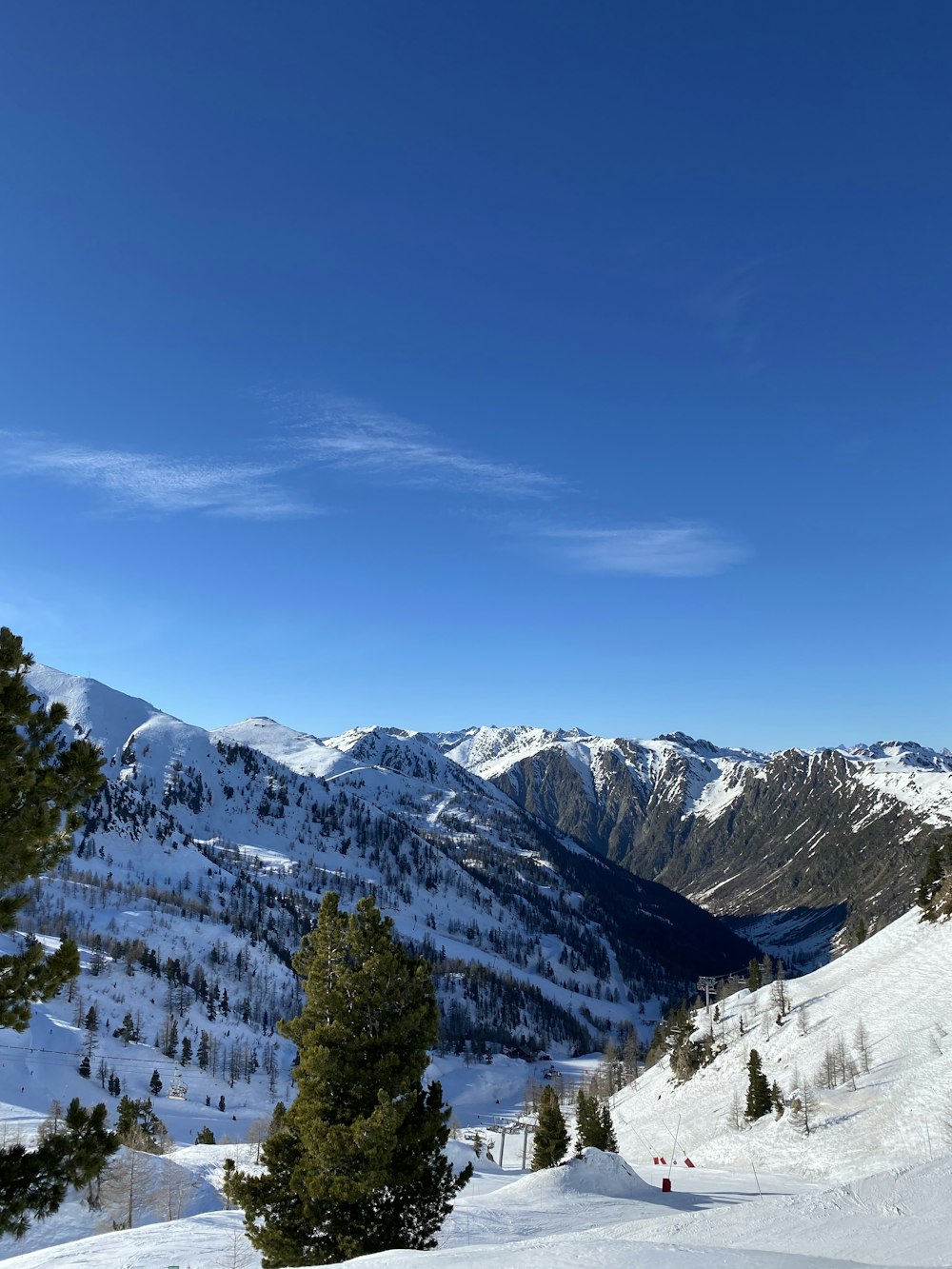 montagna coperta di neve sotto il cielo blu durante il giorno