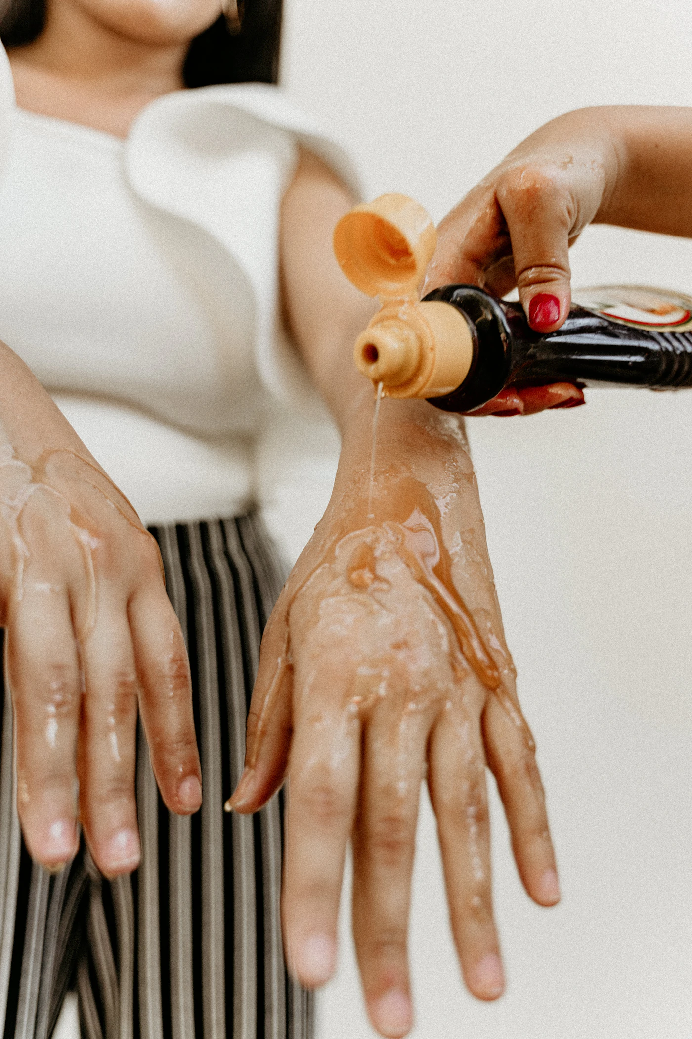 Huile démaquillante : la meilleure alliée contre le maquillage waterproof — Nettoyants