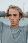 man in grey crew neck shirt