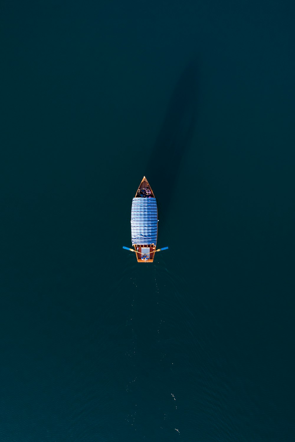 大きな水域の上に浮かぶ小さなボート