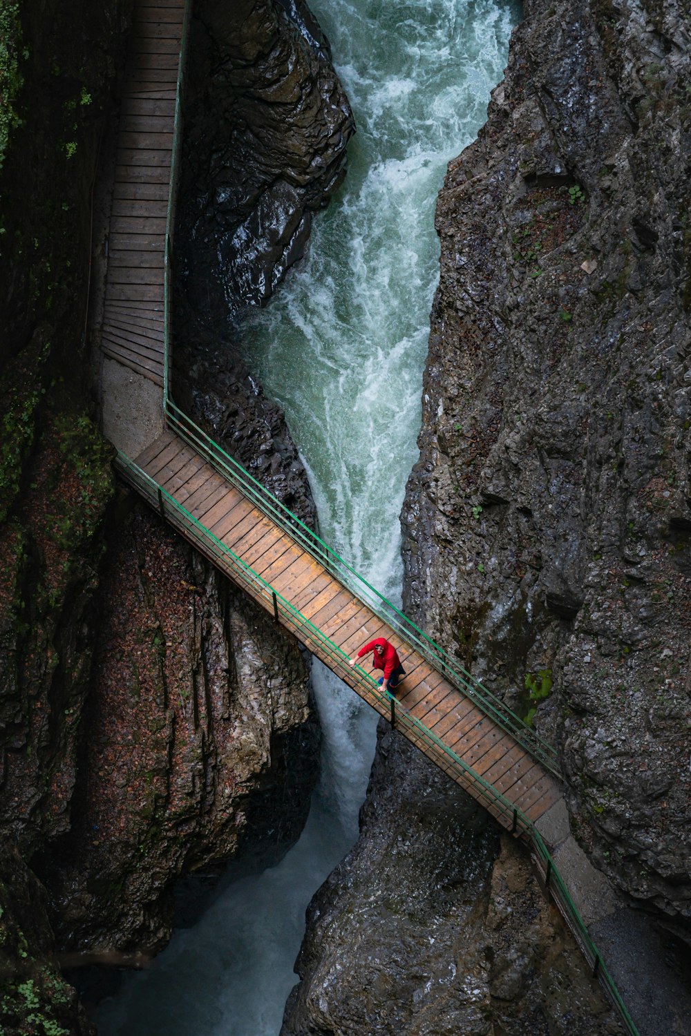 Braune Holzbrücke über den Fluss