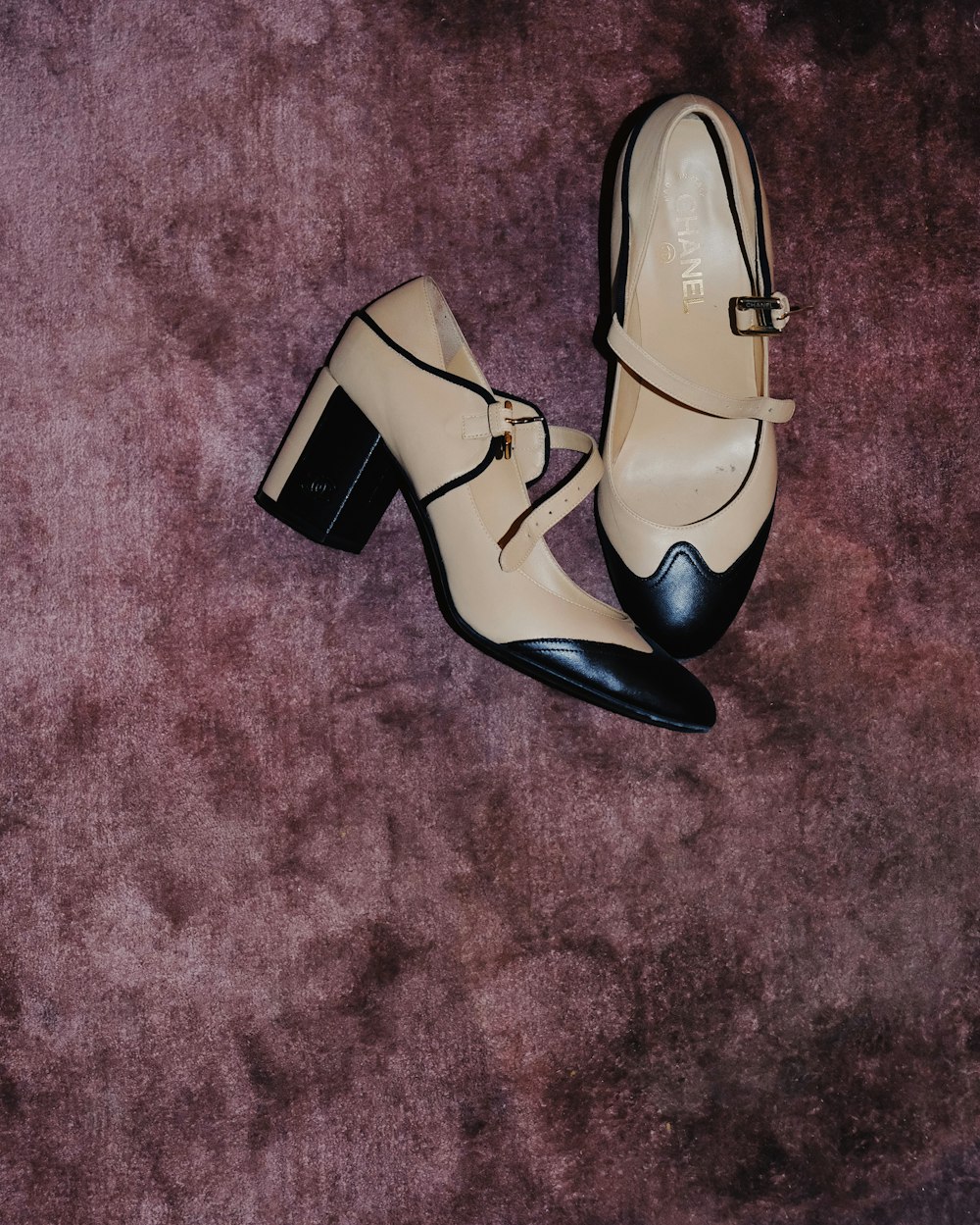 Zapatos de tacón peep toe de cuero negro y marrón