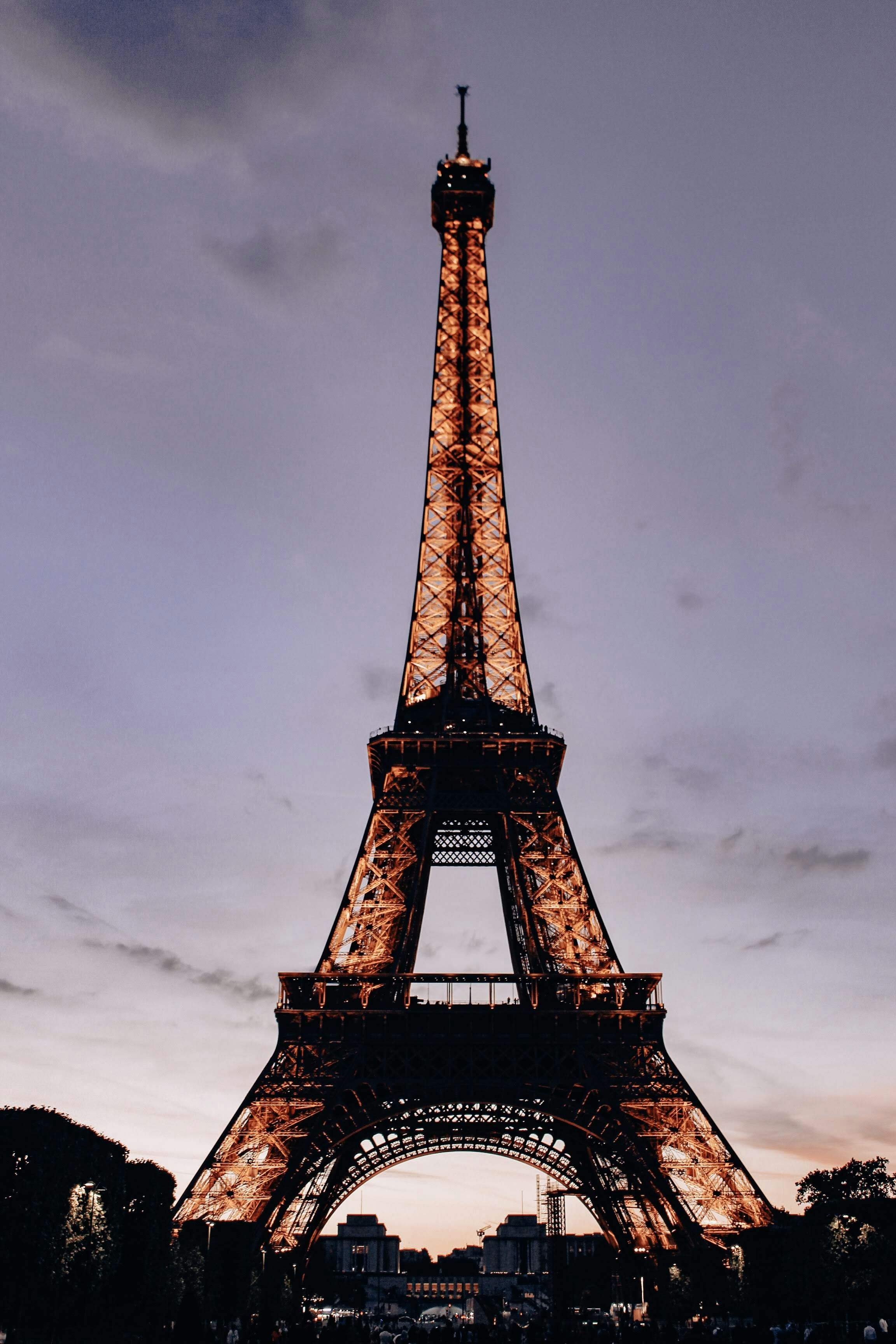 灰色の曇り空の下のエッフェル塔の写真 Unsplashで見つけるエッフェル塔の無料写真