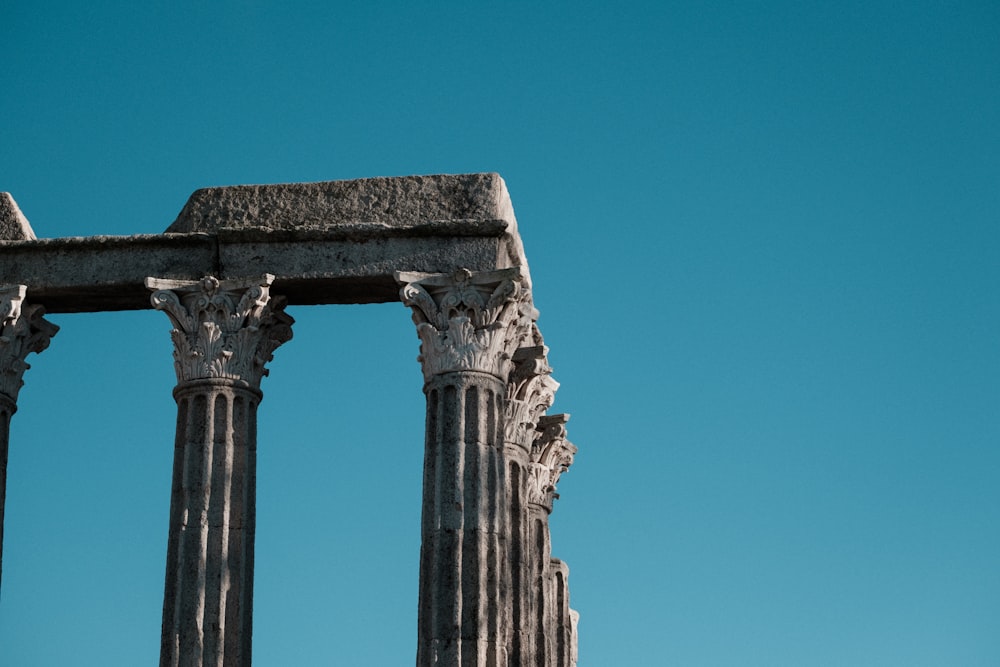 graue Betonsäule unter blauem Himmel tagsüber