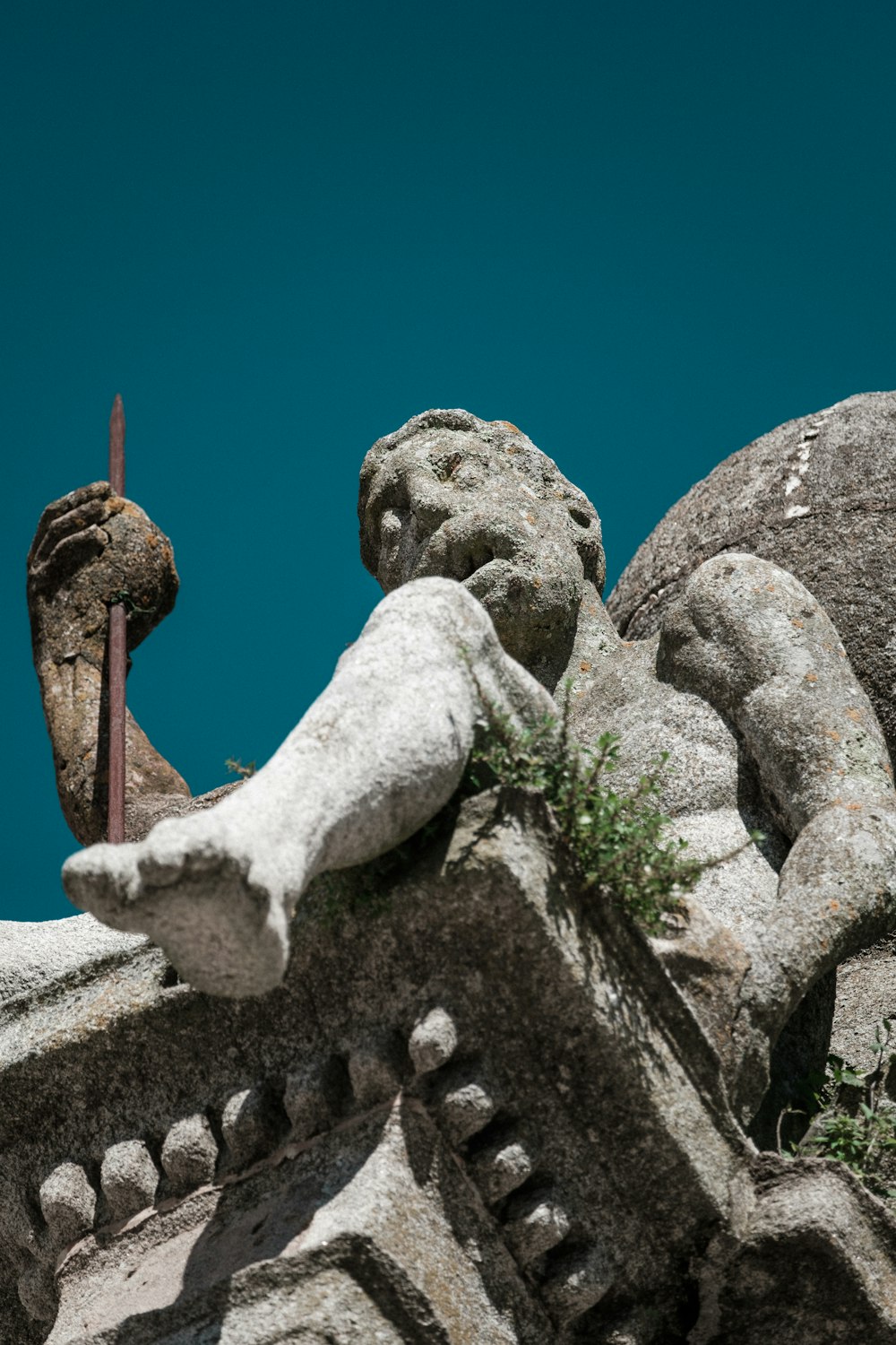 Estatua de hormigón blanco bajo el cielo azul durante el día