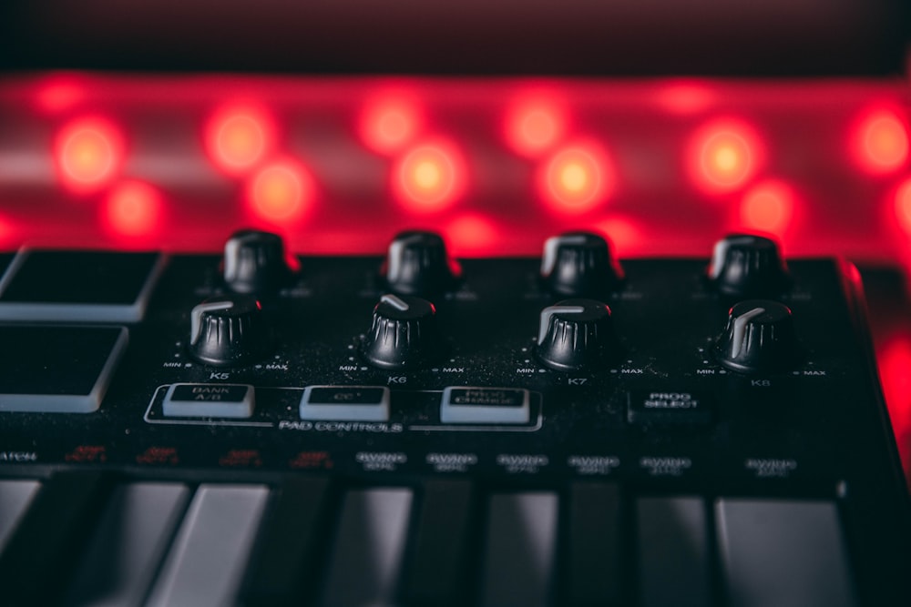 Table de mixage audio noire allumée avec des voyants rouges