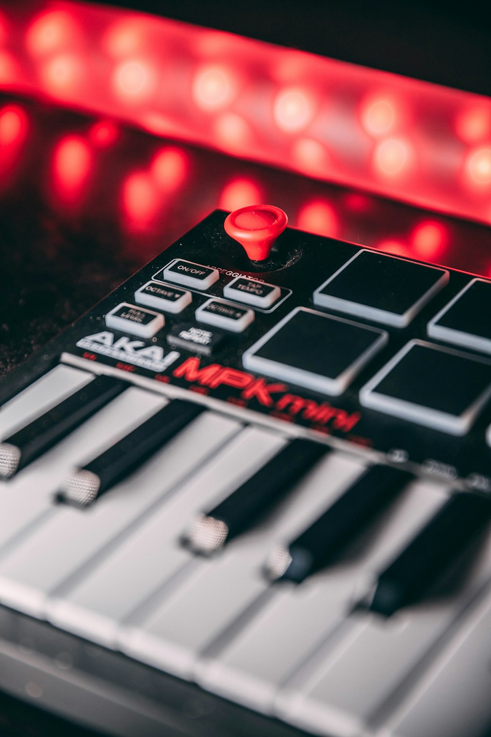 black and white electric keyboard