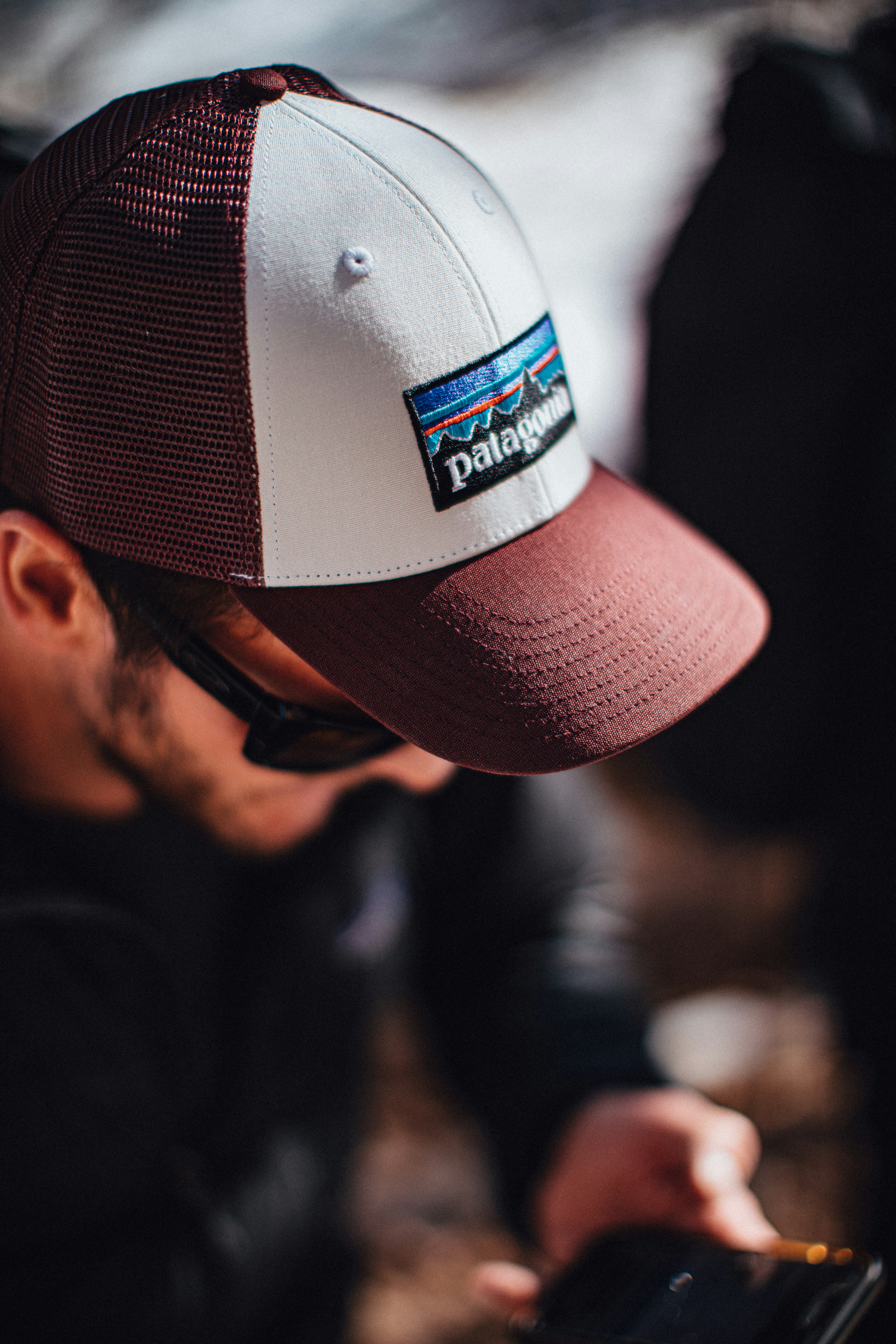 白と青のフィット キャップを身に着けている黒のクルー ネック シャツの男の写真 Unsplashで見つける衣服の無料写真