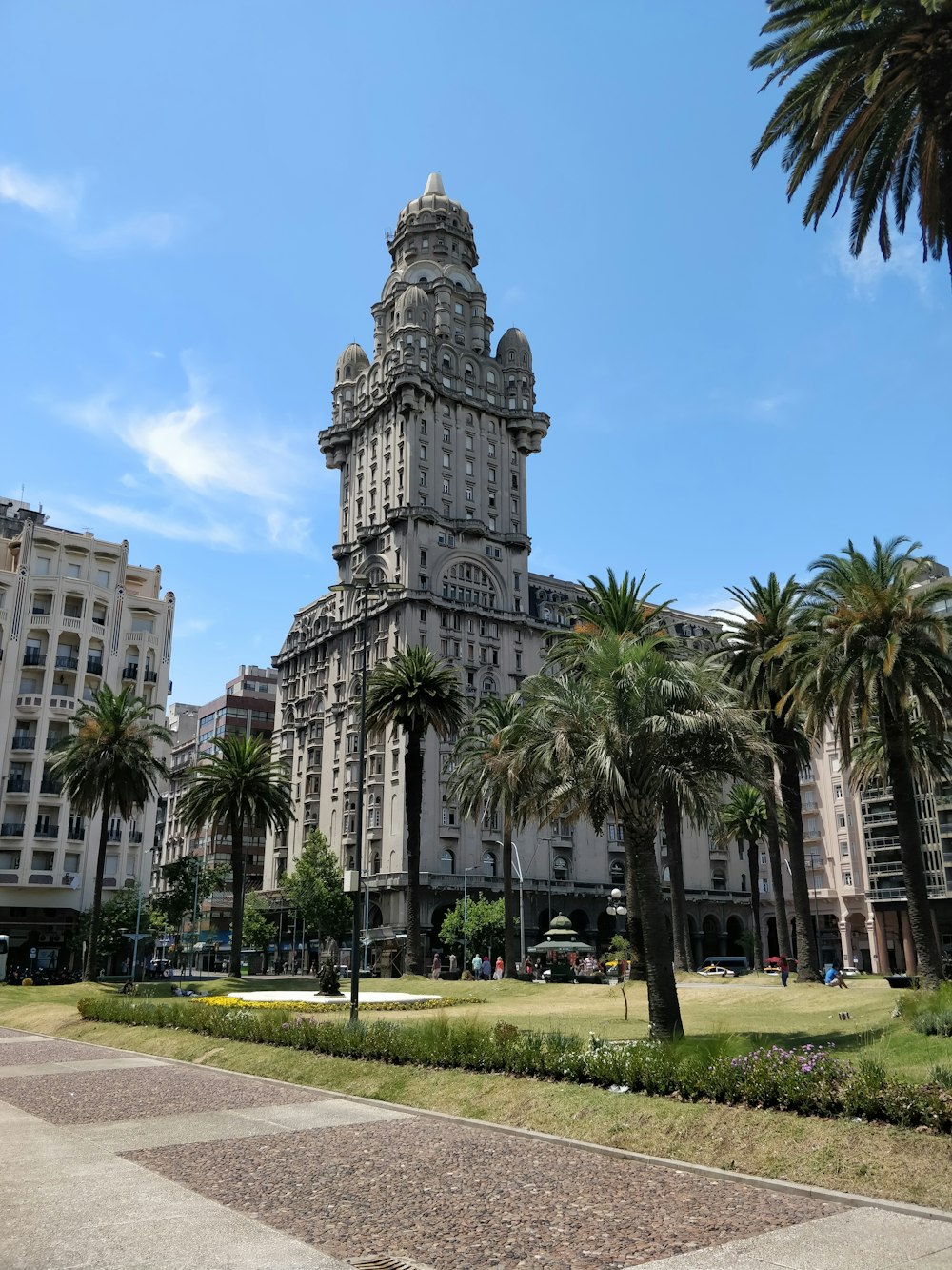 edificio in cemento bianco vicino alle palme durante il giorno