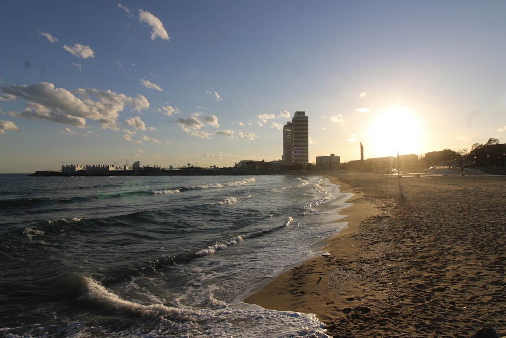 sea waves crashing on shore during daytime