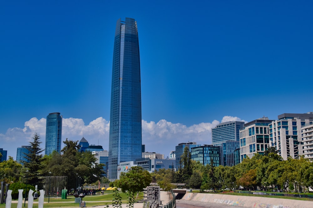 Horizonte de la ciudad bajo el cielo azul durante el día