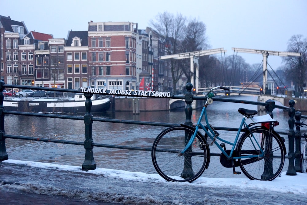 Bicicleta negra y azul en el puente