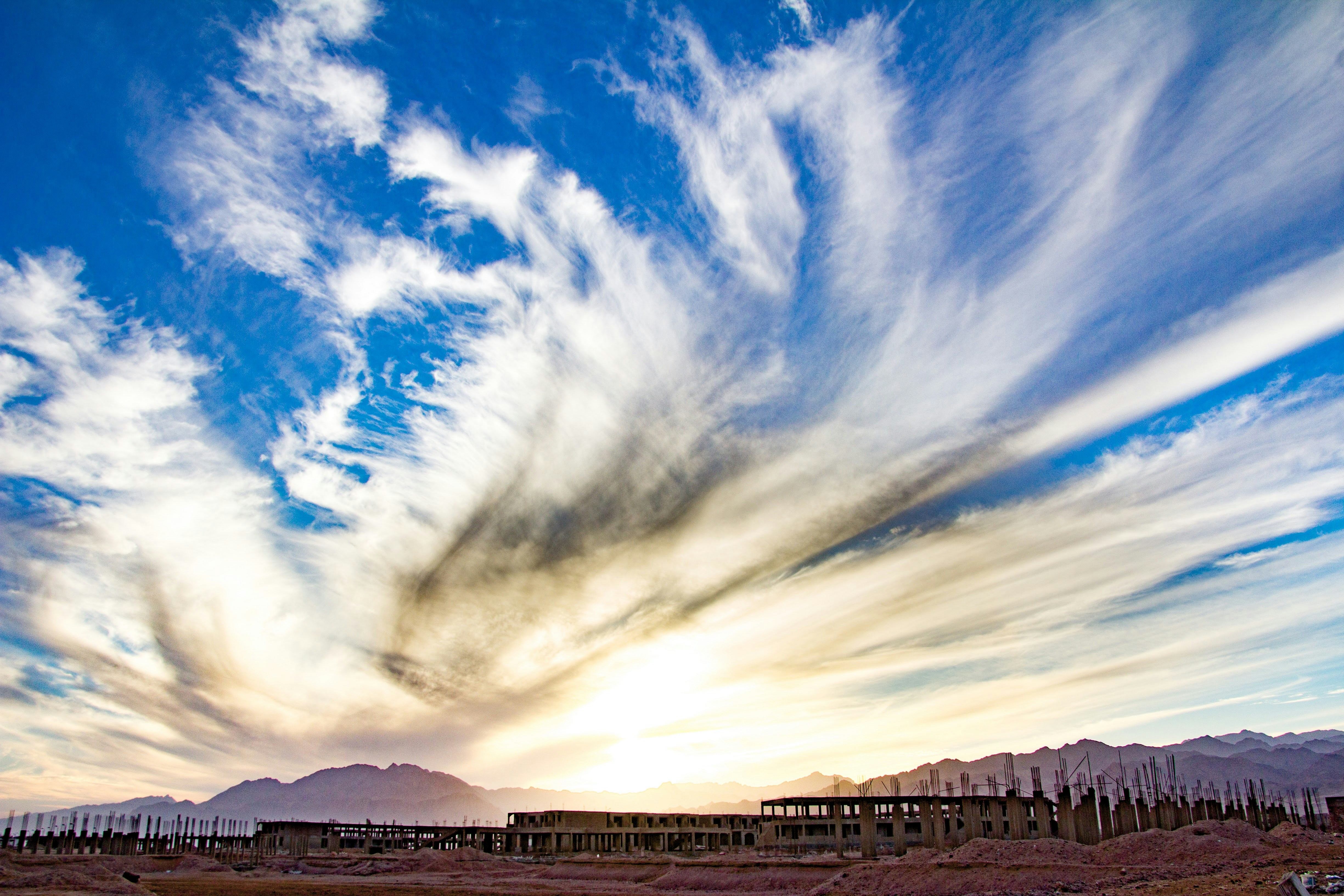 Skyline der Stadt tagsüber unter blau-weißem, bewölktem Himmel