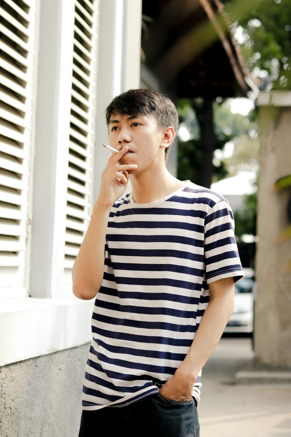 Incentivo Popa Experto Foto Hombre con camiseta de cuello redondo a rayas blancas y negras parado  cerca de una pared de concreto blanco durante – Imagen Ciudad del sur de  yakarta gratis en Unsplash