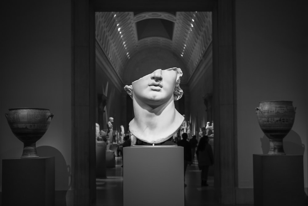 Foto en escala de grises de la estatua de la mujer