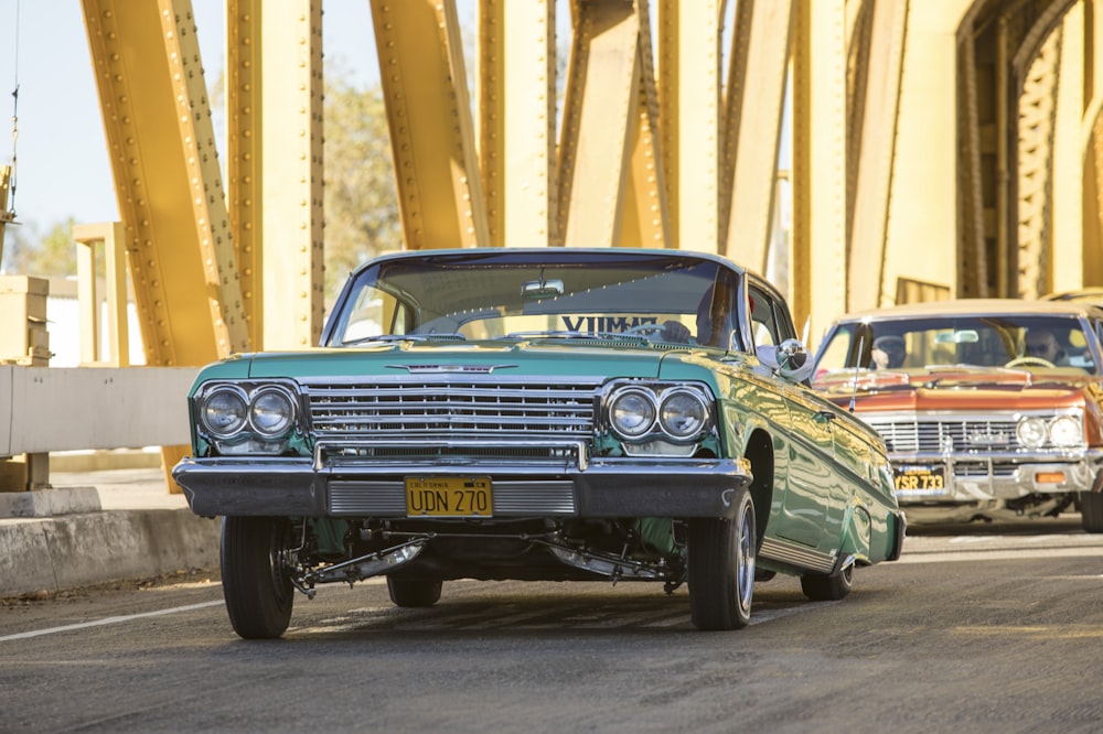 Coche verde y negro en la carretera durante el día