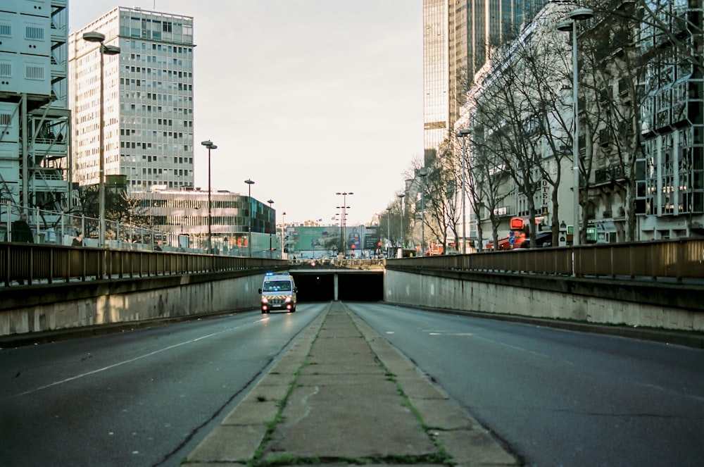 Route en béton gris près d’immeubles de grande hauteur pendant la journée