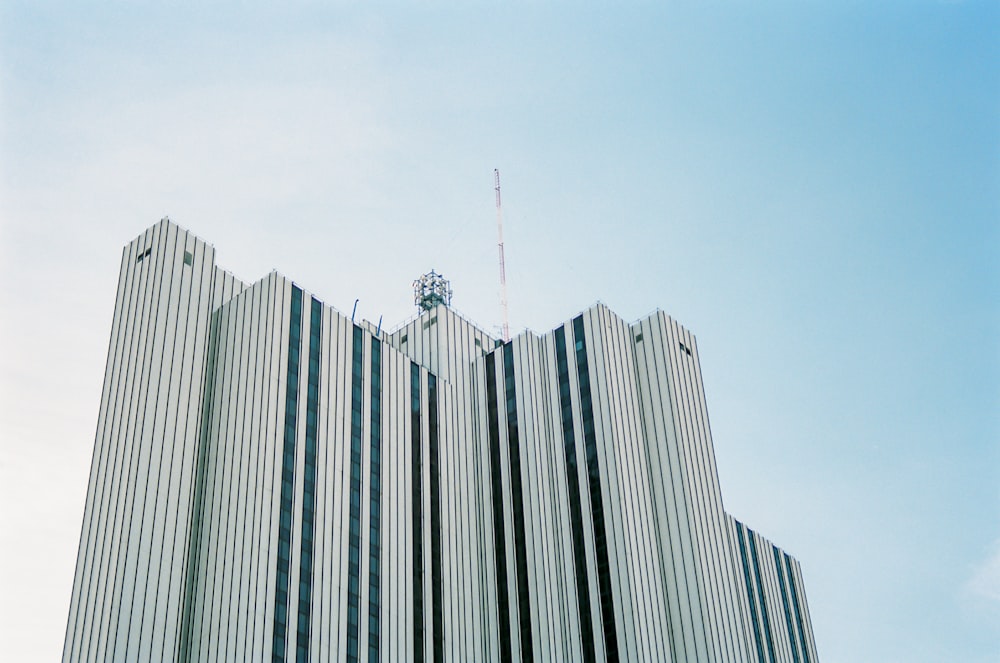 白と黒の高層ビル