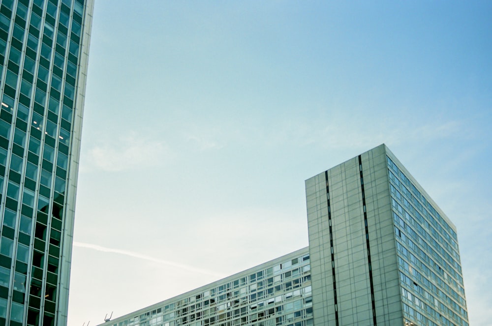 Weißes Betongebäude unter blauem Himmel tagsüber