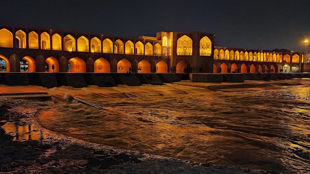 Edificio de hormigón marrón durante la noche