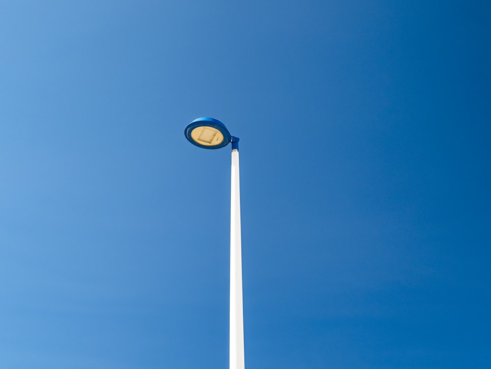 luz redonda azul y negra bajo el cielo azul durante el día