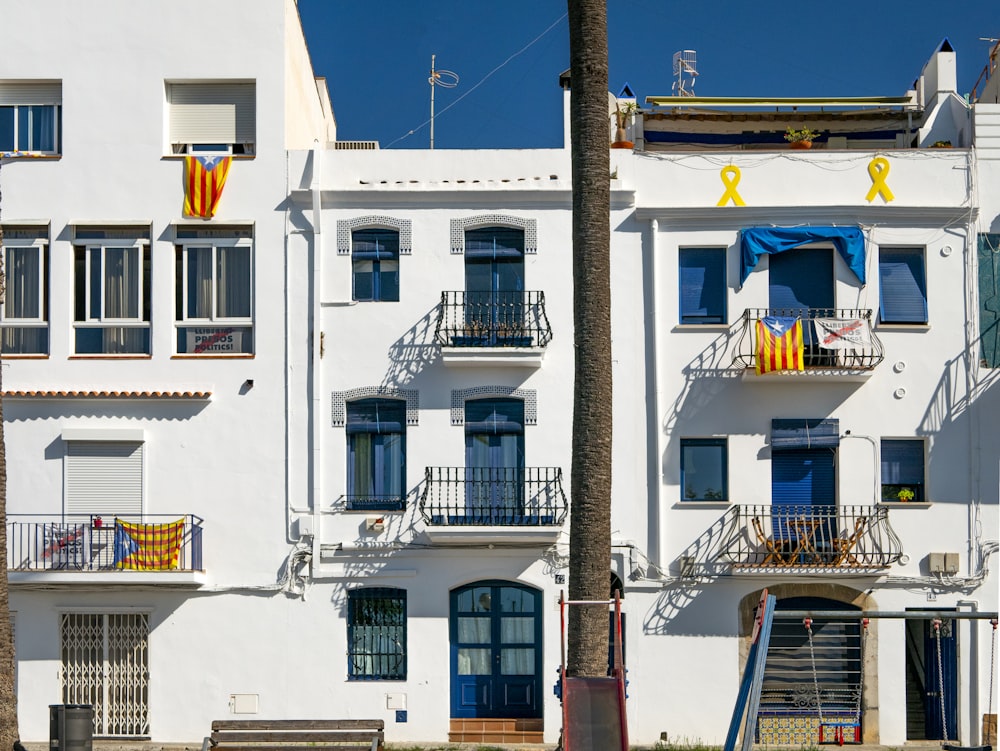 Edificio de hormigón blanco durante el día